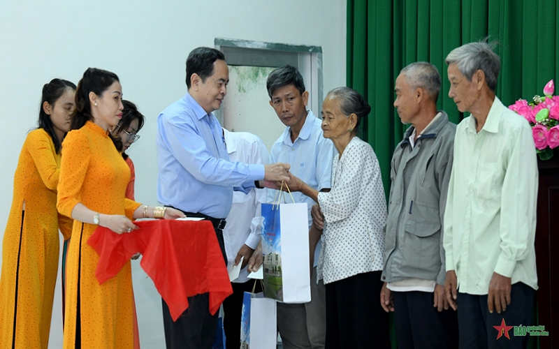 Chủ tịch Quốc hội Trần Thanh Mẫn thăm, tặng quà Tết đồng bào, chiến sĩ tại Hậu Giang