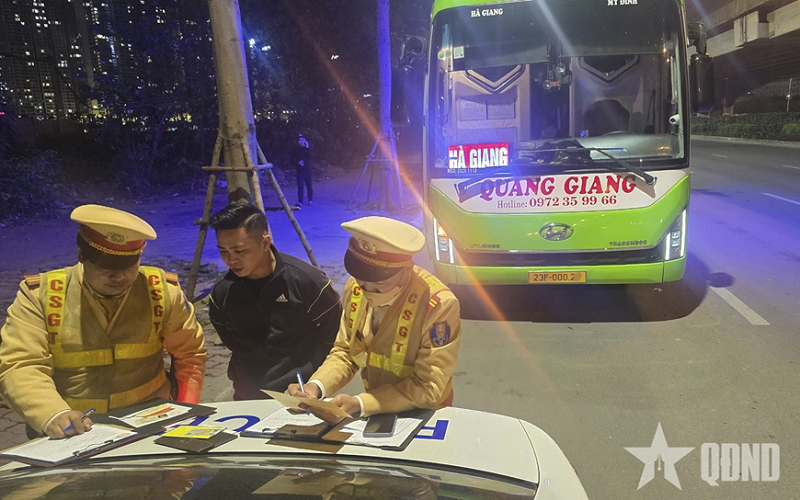 Cảnh sát giao thông TP Hà Nội kiểm soát chặt hoạt động vận tải dịp Tết