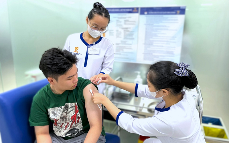 Người dân đi tiêm vaccine phòng cúm tăng gần 200%