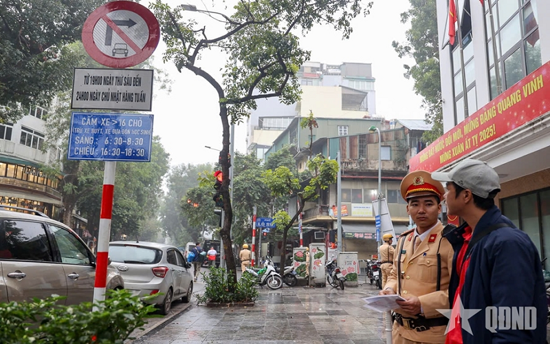 Hà Nội: Triển khai phân luồng trong ngày đầu hạn chế xe trên 16 chỗ vào phố cổ