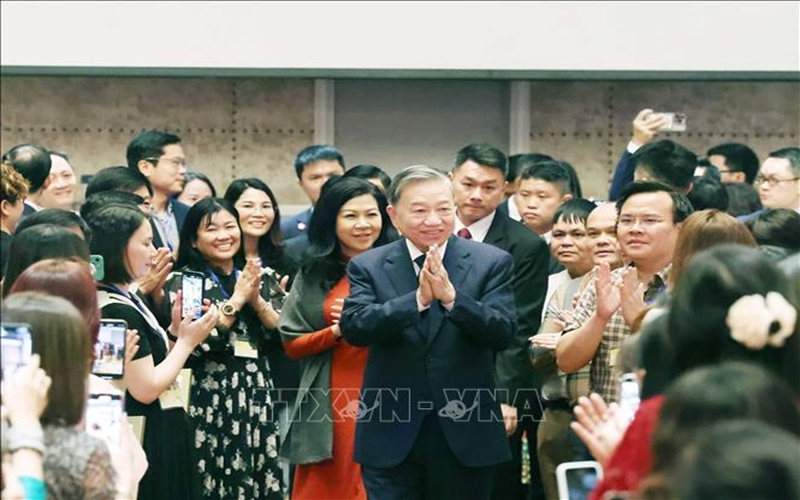 Tổng Bí thư Tô Lâm gặp gỡ cán bộ, nhân viên Đại sứ quán và đại diện cộng đồng người Việt Nam tại Singapore