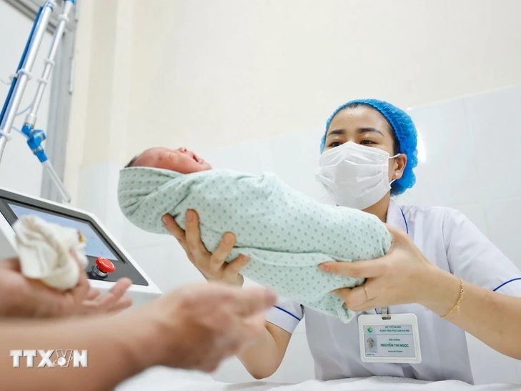 Khuyến khích sinh con: Cần chính sách đủ mạnh và hấp dẫn