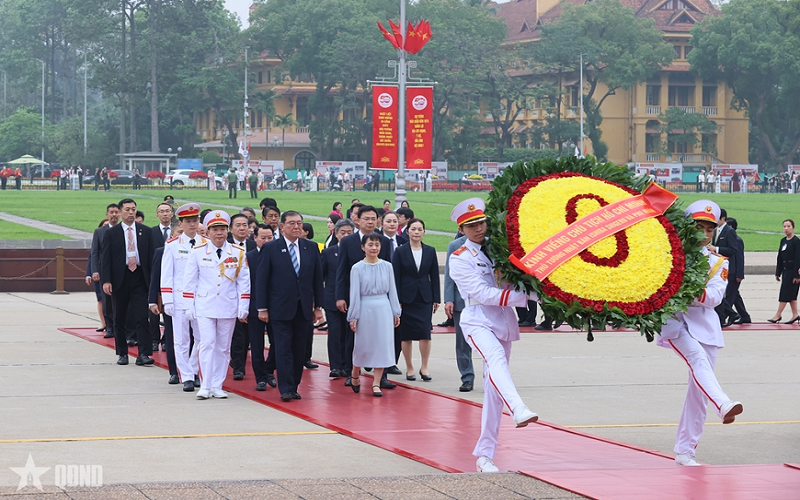 Thủ tướng Nhật Bản và phu nhân vào Lăng viếng Chủ tịch Hồ Chí Minh
