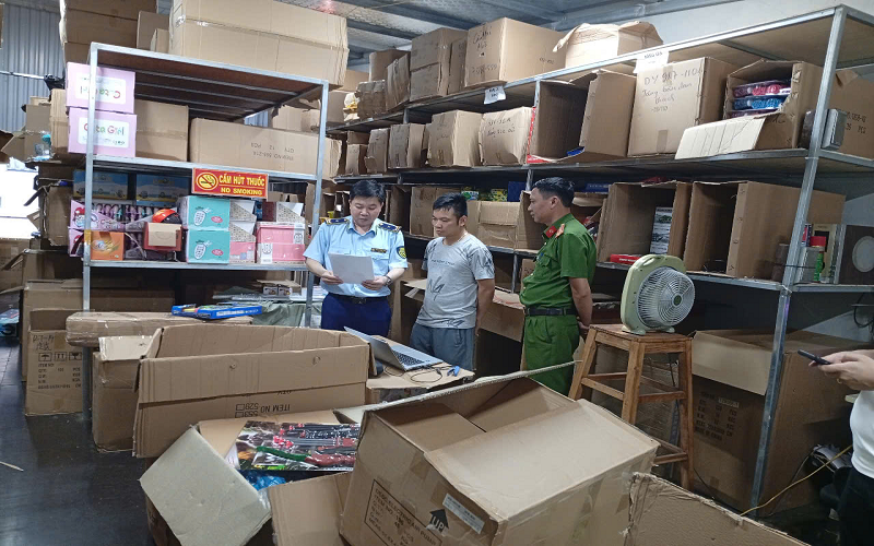 Hơn 3.000 đồ chơi trẻ em nhập lậu bị thu giữ khi đang kinh doanh tại cửa hàng