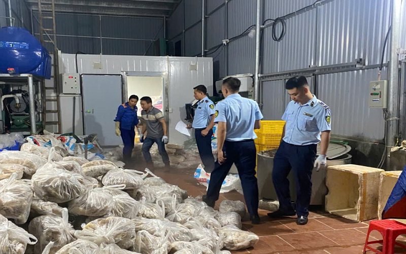 Phát hiện gần 11 tấn thịt và nội tạng bò không rõ nguồn gốc trong 03 kho lạnh tại TP. Hà Nội
