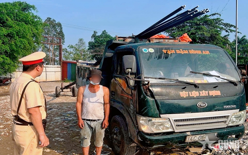 Tạm giữ ô tô kéo theo xe tự chế chở bó sắt hàng chục mét gây nguy hiểm
