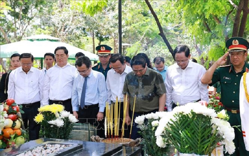Thủ tướng Phạm Minh Chính dâng hương tri ân các Anh hùng liệt sĩ và thăm cựu tù tại Côn Đảo