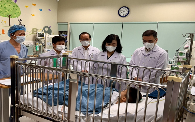 Bộ trưởng Bộ Y tế Đào Hồng Lan thăm bệnh nhi liên quan đến sự việc tại Bệnh viện đa khoa Nam Định