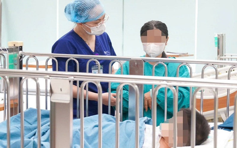Bé trai Nam Định bị xe ba bánh chèn qua người sắp được xuất viện