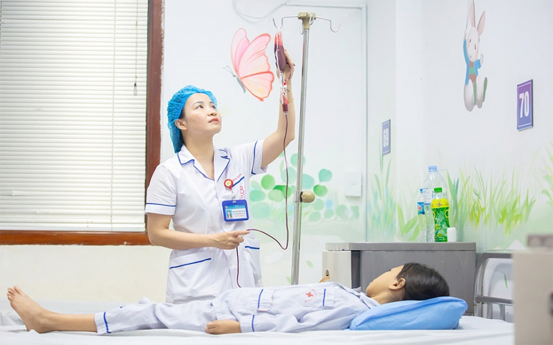 Khi điều dưỡng, kỹ thuật viên trở thành “người nhà” của bệnh nhân