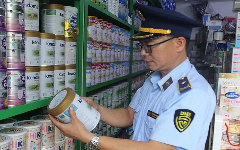 Lực lượng QLTT tỉnh Quảng Ninh siết chặt kiểm tra thị trường sữa và thực phẩm chức năng