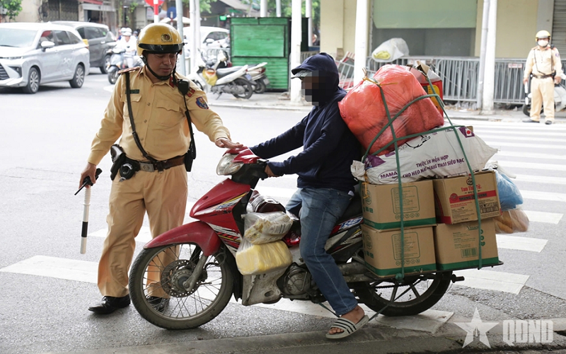 Thùng hàng che biển số, băng dính xóa số xe: Shipper đang lách luật như thế nào?