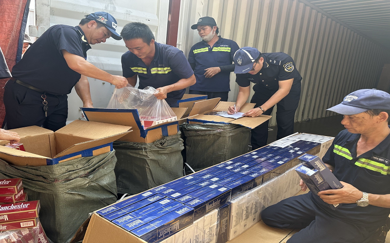 Phát hiện thiết bị theo dõi gắn trong 2 container thuốc lá lậu