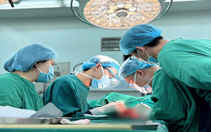 Phẫu thuật cứu ngón tay cho công nhân bị tai nạn lao động