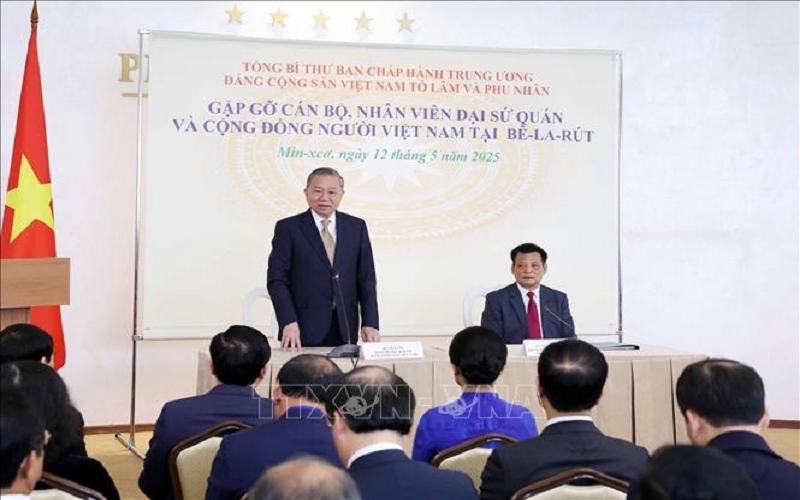 Tổng Bí thư Tô Lâm gặp gỡ cán bộ Đại sứ quán và đại diện cộng đồng người Việt Nam tại Belarus