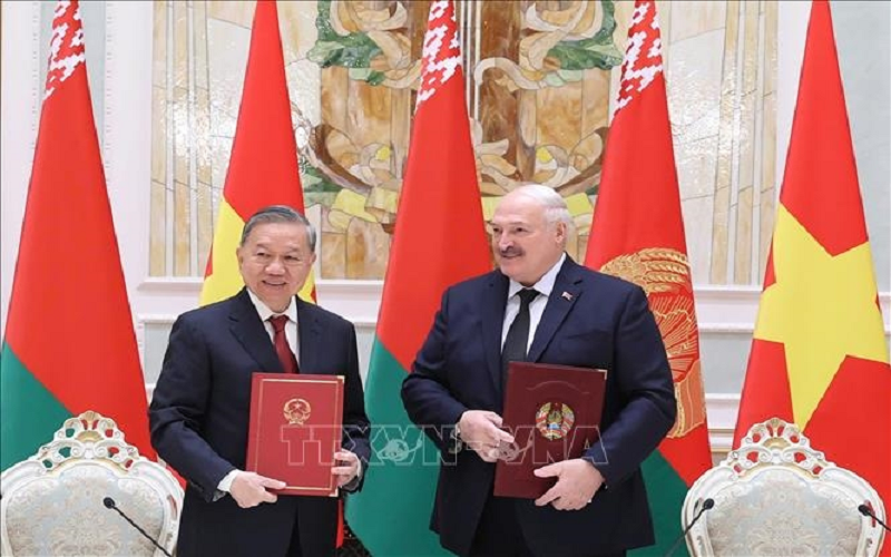 Tổng Bí thư Tô Lâm và Tổng thống Aleksandr Lukashenko chứng kiến lễ ký các văn kiện hợp tác giữa Việt Nam - Belarus
