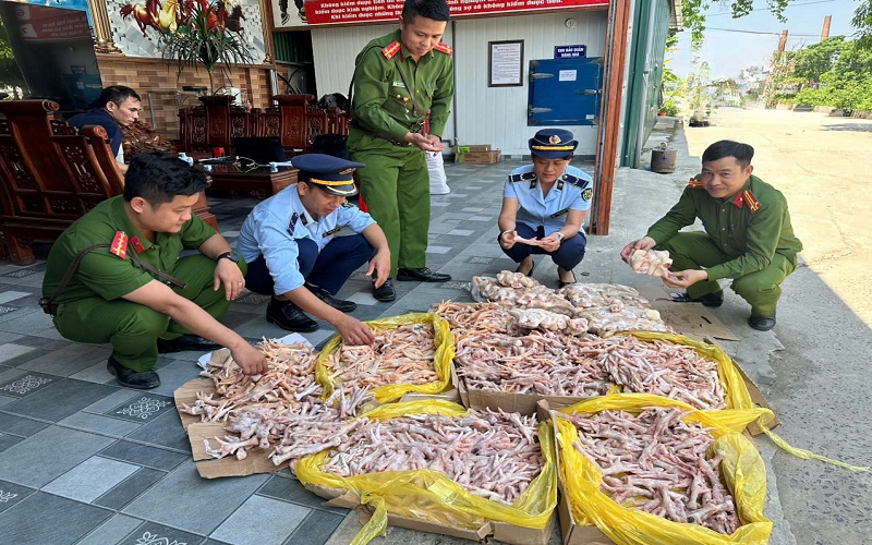 Nghệ An: Phát hiện gần 500kg chân gà, đuôi lợn không rõ nguồn gốc xuất xứ
