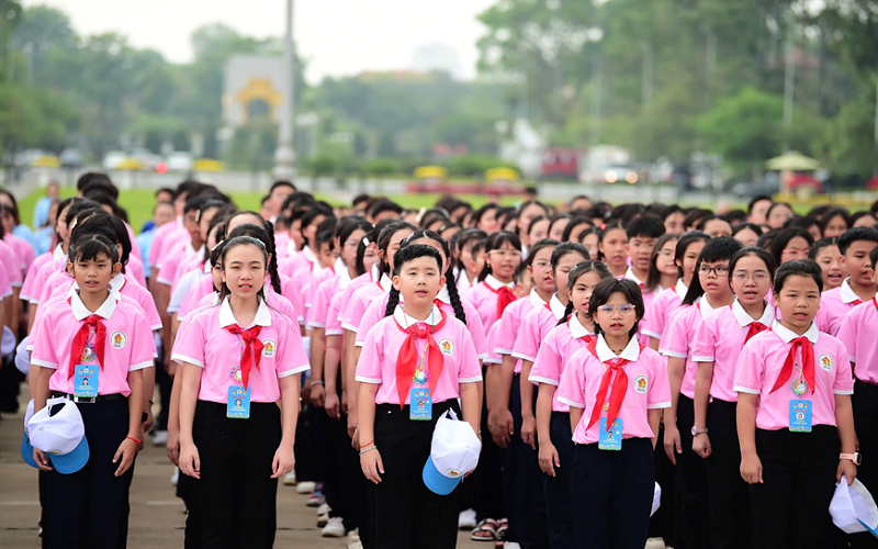 Đại biểu Cháu ngoan Bác Hồ toàn quốc báo công, vào Lăng viếng Bác