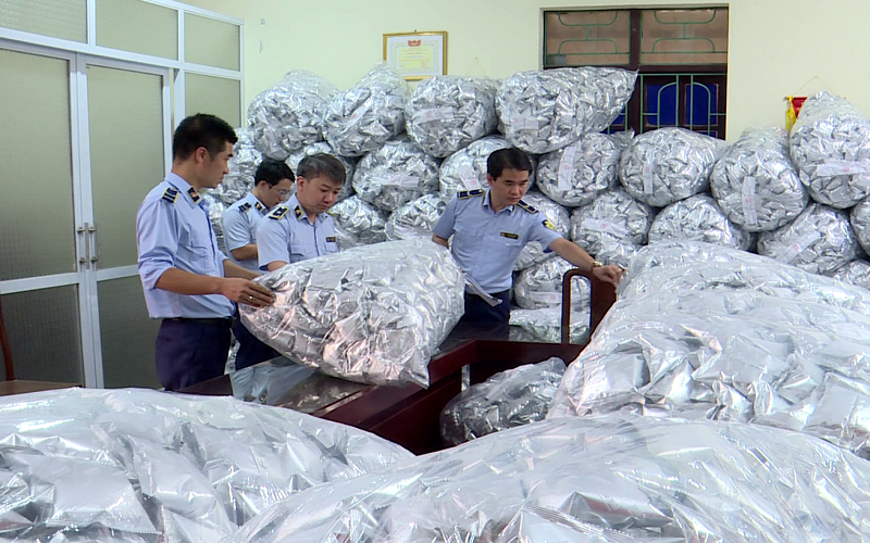 Phát hiện kho chứa 40.000 gói rong biển trôi nổi chuẩn bị tuồn ra thị trường