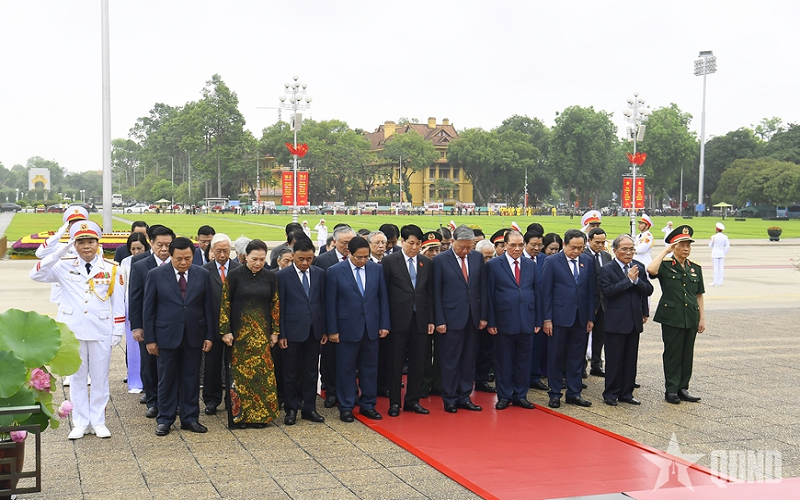 Đoàn đại biểu lãnh đạo Đảng, Nhà nước, Quân đội vào Lăng viếng Chủ tịch Hồ Chí Minh