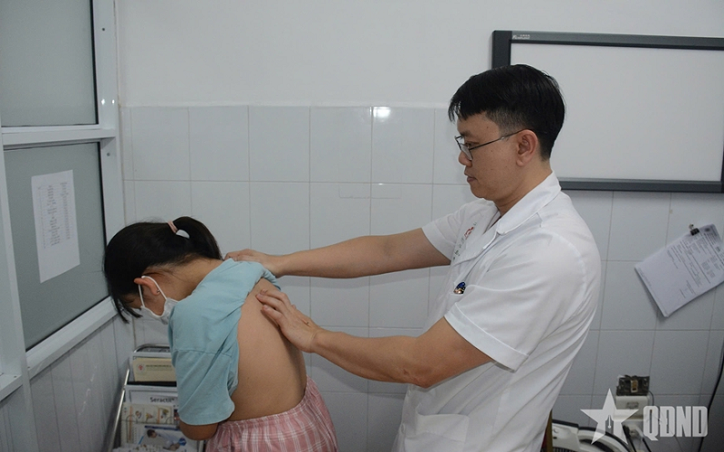 Bệnh viện Trung ương Quân đội 108 tổ chức khám sàng lọc miễn phí bệnh lý về cột sống cho trẻ em