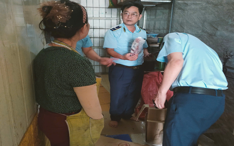 Thái Bình: Tiêu hủy trên 300kg thực phẩm đông lạnh không rõ nguồn gốc, xuất xứ