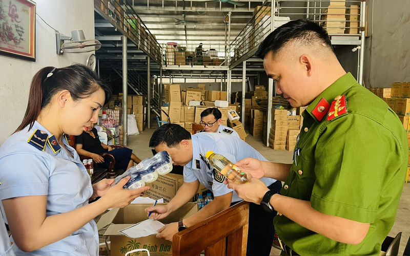 Xử phạt gần 50 triệu đồng đối với cơ sở kinh doanh mỹ phẩm giả mạo nhãn hiệu và mỹ phẩm nhập lậu