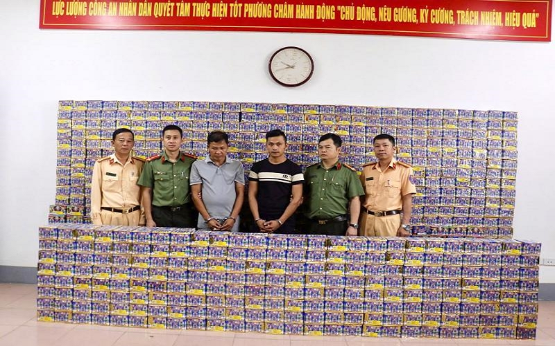 Bắt giữ hai đối tượng buôn lậu pháo từ nước ngoài vào Việt Nam