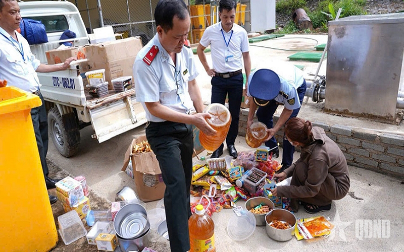 Điện Biên: Tiêu hủy hơn 200kg hàng hóa, thực phẩm không rõ nguồn gốc xuất xứ