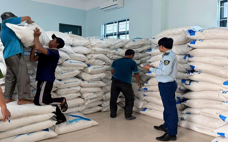 Phú Yên: Tạm giữ 33 tấn đường trắng có nguồn gốc từ Thái Lan có dấu hiệu tẩy xoá thời gian sản xuất
