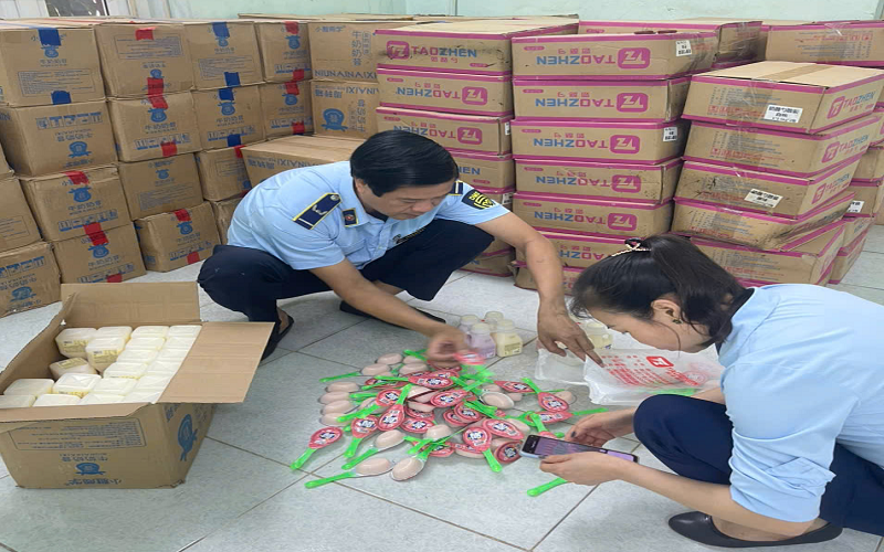 Lào Cai: Tạm giữ lượng lớn thực phẩm không rõ nguồn gốc xuất xứ