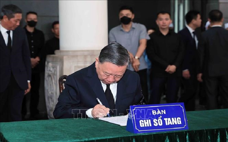 Xúc động những dòng ghi sổ tang viếng nguyên Chủ tịch nước Trần Đức Lương