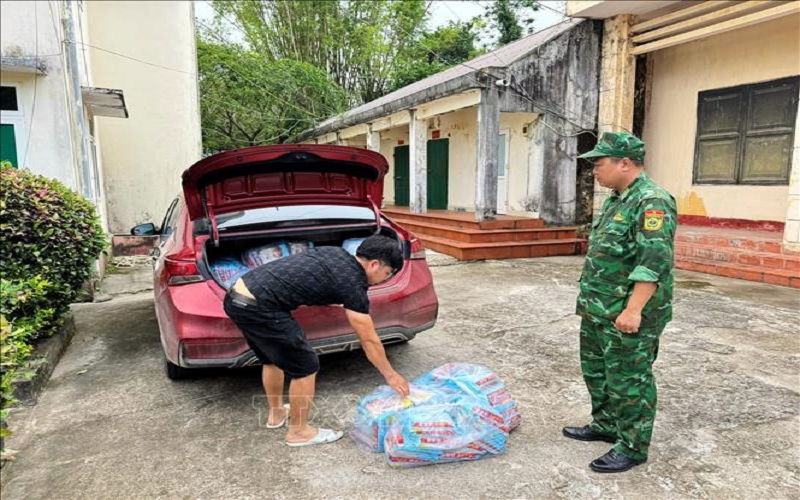 Bộ đội Biên phòng liên tiếp bắt 2 vụ vận chuyển thực phẩm không rõ nguồn gốc