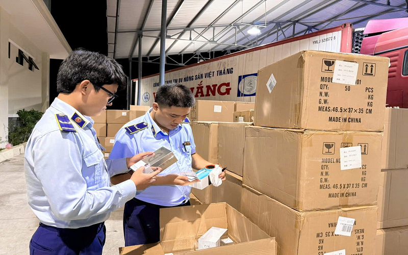 Tạm giữ hàng chục nghìn thiết bị điện tử, gia dụng do nước ngoài sản xuất, không có nhãn phụ bằng tiếng Việt Nam