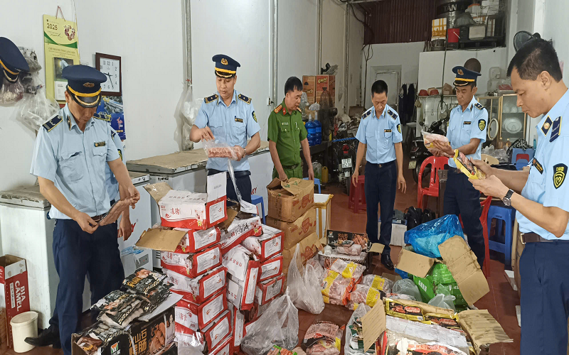 Lạng Sơn: Kiểm tra hộ kinh doanh thực phẩm nhập lậu, không rõ nguồn gốc, xuất xứ tại địa bàn huyện Văn Lãng