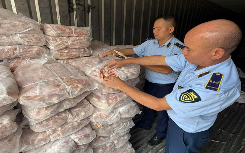 Thu giữ trên 1,5 tấn chân gà đông lạnh, không rõ xuất xứ tại TP. Lào Cai