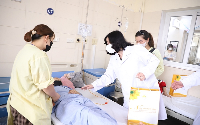 Bộ trưởng Bộ Y tế thăm và tặng quà các bệnh nhi tại Bệnh viện K