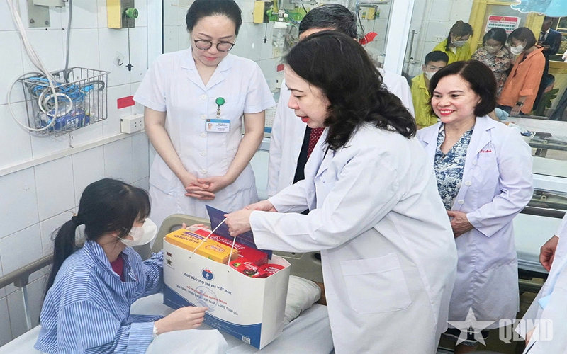Phó chủ tịch nước Võ Thị Ánh Xuân thăm, tặng quà trẻ em điều trị tại Bệnh viện Phổi Trung ương