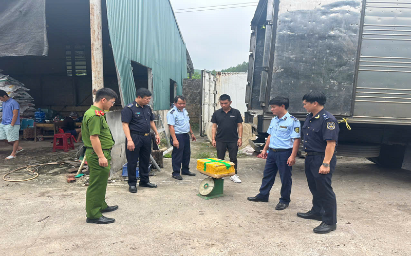 Tạm giữ hơn 25 tấn thực phẩm không rõ nguồn gốc tại kho lạnh ở Móng Cái