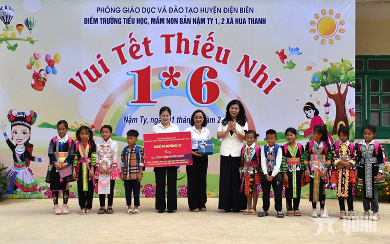 Phu nhân Ngô Phương Ly tặng quà trẻ em Điện Biên