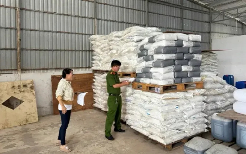 Cà Mau: Phát hiện 25 tấn hóa chất công nghiệp và hàng nghìn sản phẩm mỹ phẩm không rõ nguồn gốc