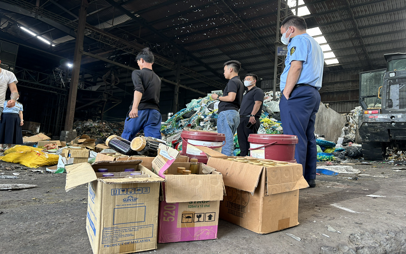 Hải Dương tiêu huỷ lượng lớn thực phẩm kém chất lượng, không rõ xuất xứ và nhập lậu