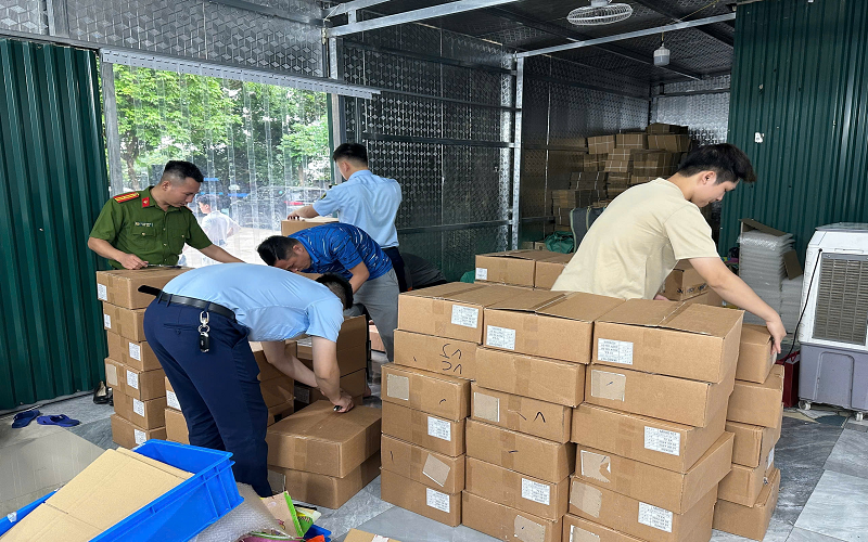 Phát hiện hơn 5.000 lọ mỹ phẩm nhập lậu tại cơ sở thuộc Công ty Dược mỹ phẩm Ngân Korea ở Gia Lâm