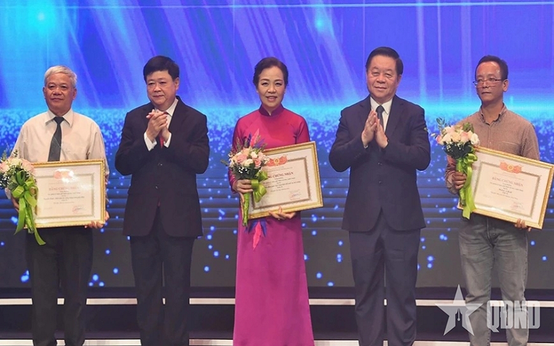 Xét tặng thưởng và hỗ trợ tác phẩm lý luận phê bình văn học nghệ thuật