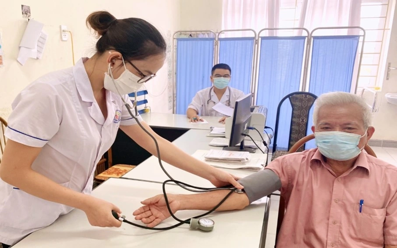 Bảo vệ sức khỏe người bệnh và nhân viên y tế khi thời tiết nắng nóng