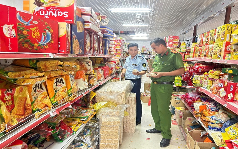 Hà Giang: Đội QLTT số 3 phối hợp với cơ quan chức năng huyện Quang Bình kiểm tra, xử lý gần 700 sản phẩm thực phẩm không rõ nguồn gốc