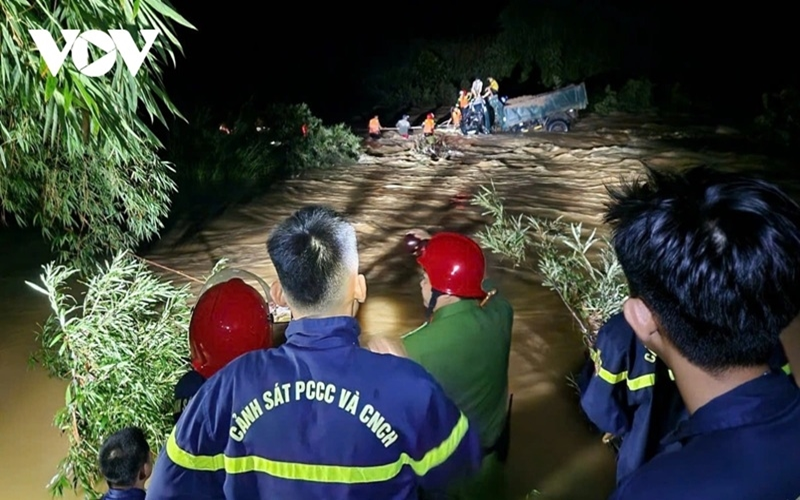Xuyên đêm giải cứu 4 người dân bị mắc kẹt giữa dòng lũ ở rừng A Lưới