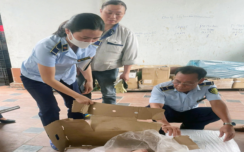 Gần 1 tấn chân gà, thịt trâu bẩn bị thu giữ tại Hà Nội