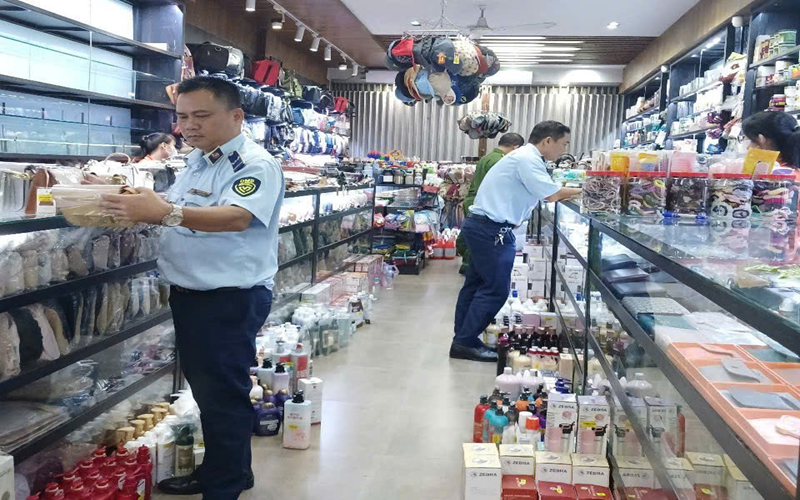 Phú Yên: Tạm giữ gần 1.000 sản phẩm mỹ phẩm, túi xách, bình giữ nhiệt không có hóa đơn hợp pháp