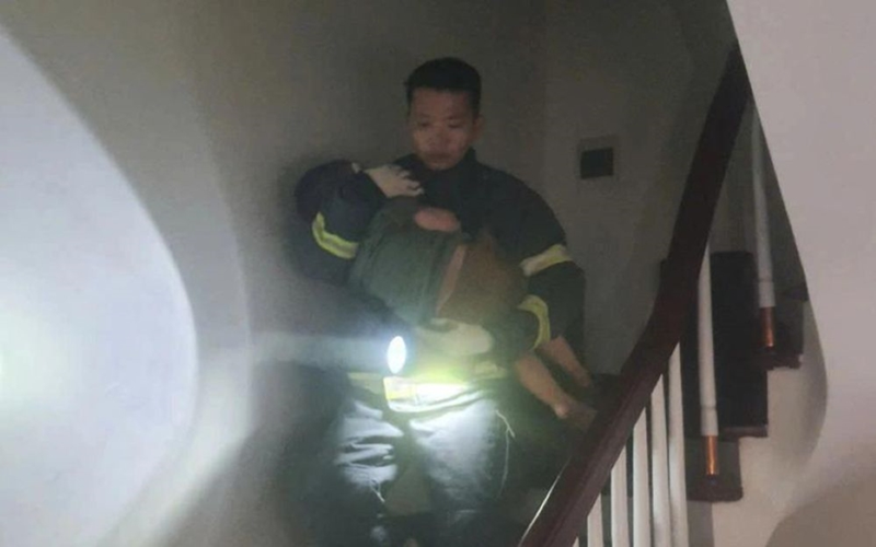 Hà Nội: Đưa 7 người dân mắc kẹt trong đám cháy lớn ra ngoài an toàn
